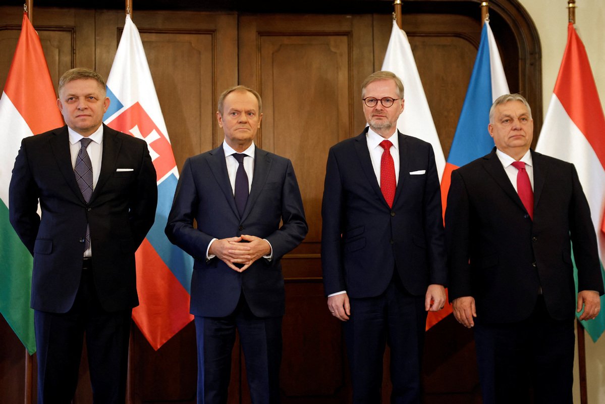 斯洛伐克总理菲佐（左起）、波兰总理图斯克、捷克总理菲亚拉以及和匈牙利总理欧尔班当地时间周二在布拉格出席维谢格拉德集团（V4）领导人会议。（图取自法新社）
