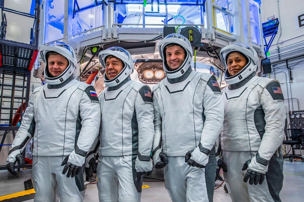 SpaceX发布的照片中显示，率领“Crew-8”任务的俄罗斯太空人格雷本金（从左到右）、美国太空人巴拉特、多米尼克及埃普斯在肯尼迪航天中心合影。（图取自法新社）