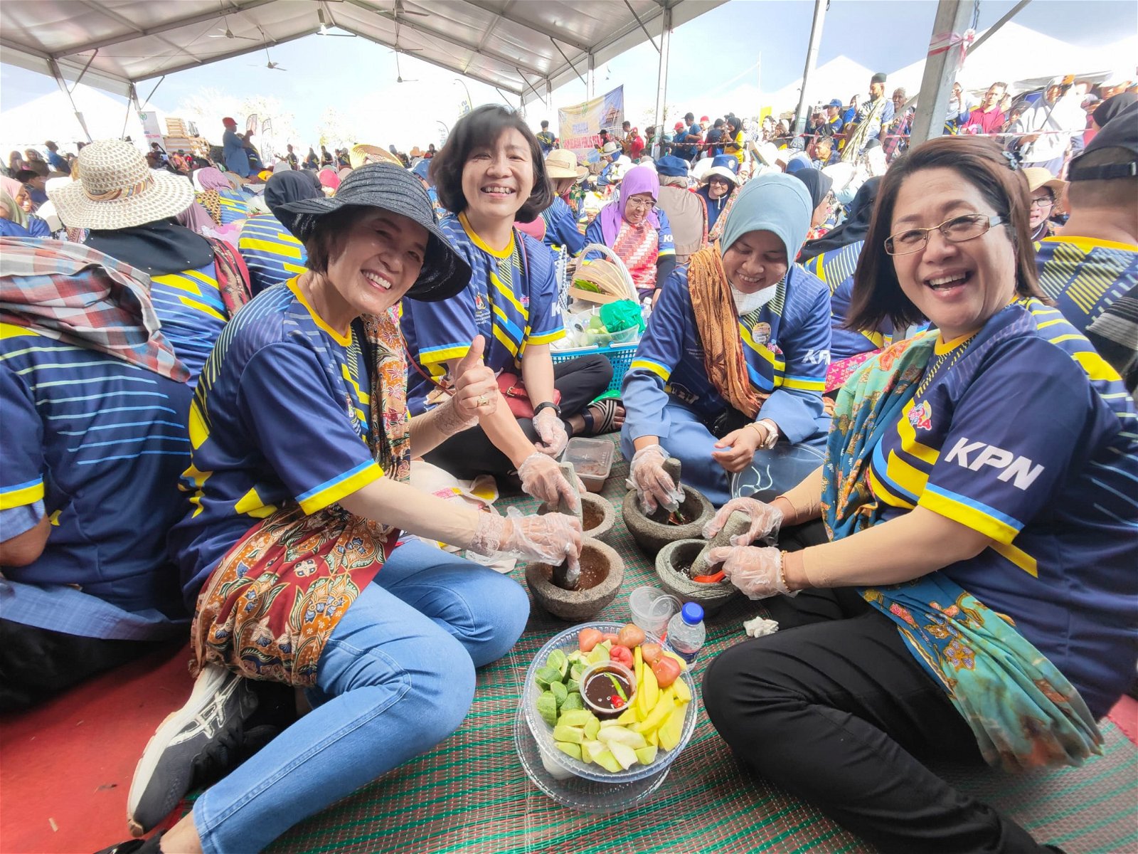 来自玻璃市花园睦邻计划的林秀凤（左起）、李美玲、哈妮达及洪文璧一起开心制作水果蘸酱峇拉煎。