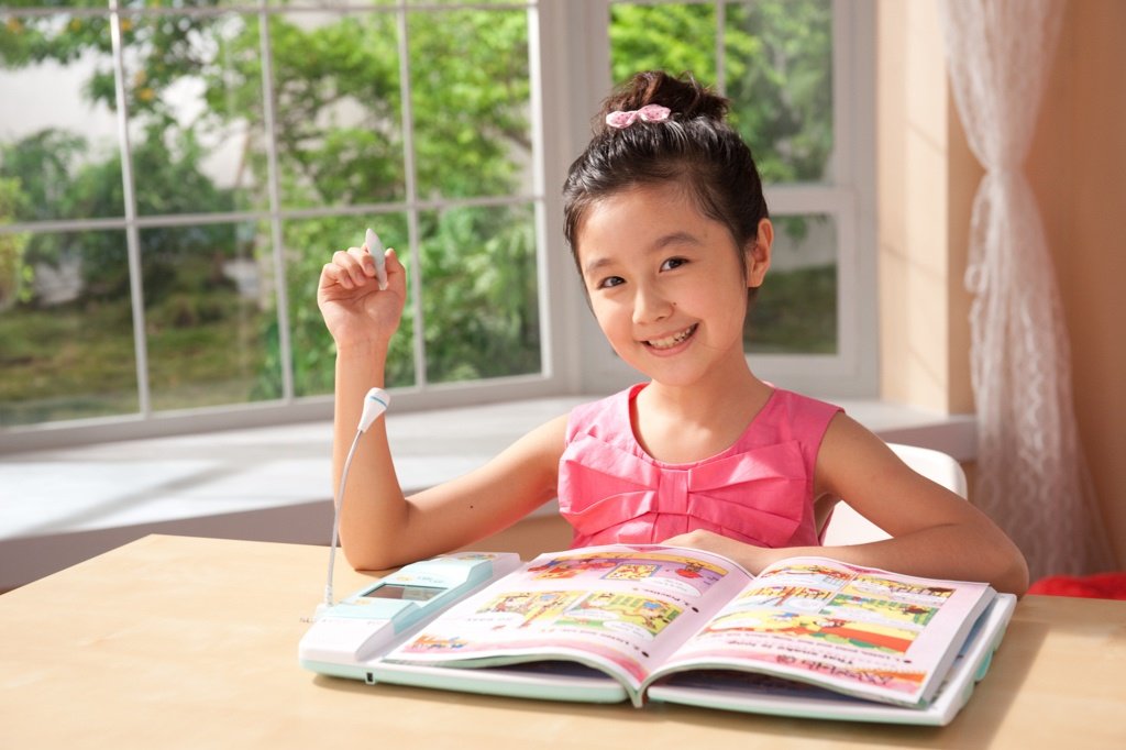 高君雨8岁时拍摄点读机广告爆红，成为家喻户晓的“点读机女孩”。