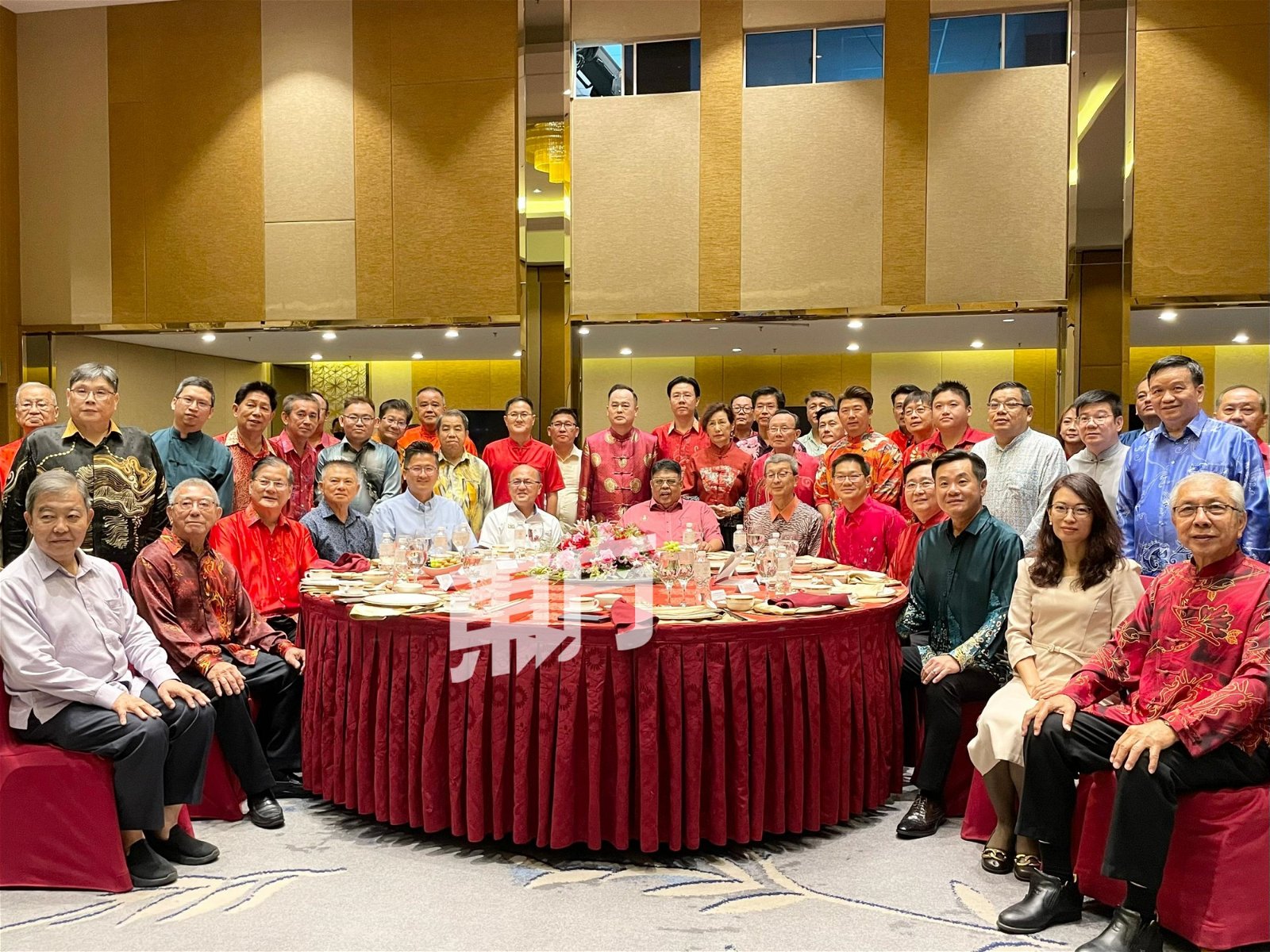 马来西亚福建社团联合会（福联会）首次与马六甲首席部长拿督斯里阿都拉勿共进新春交流午宴，一众出席者合影。