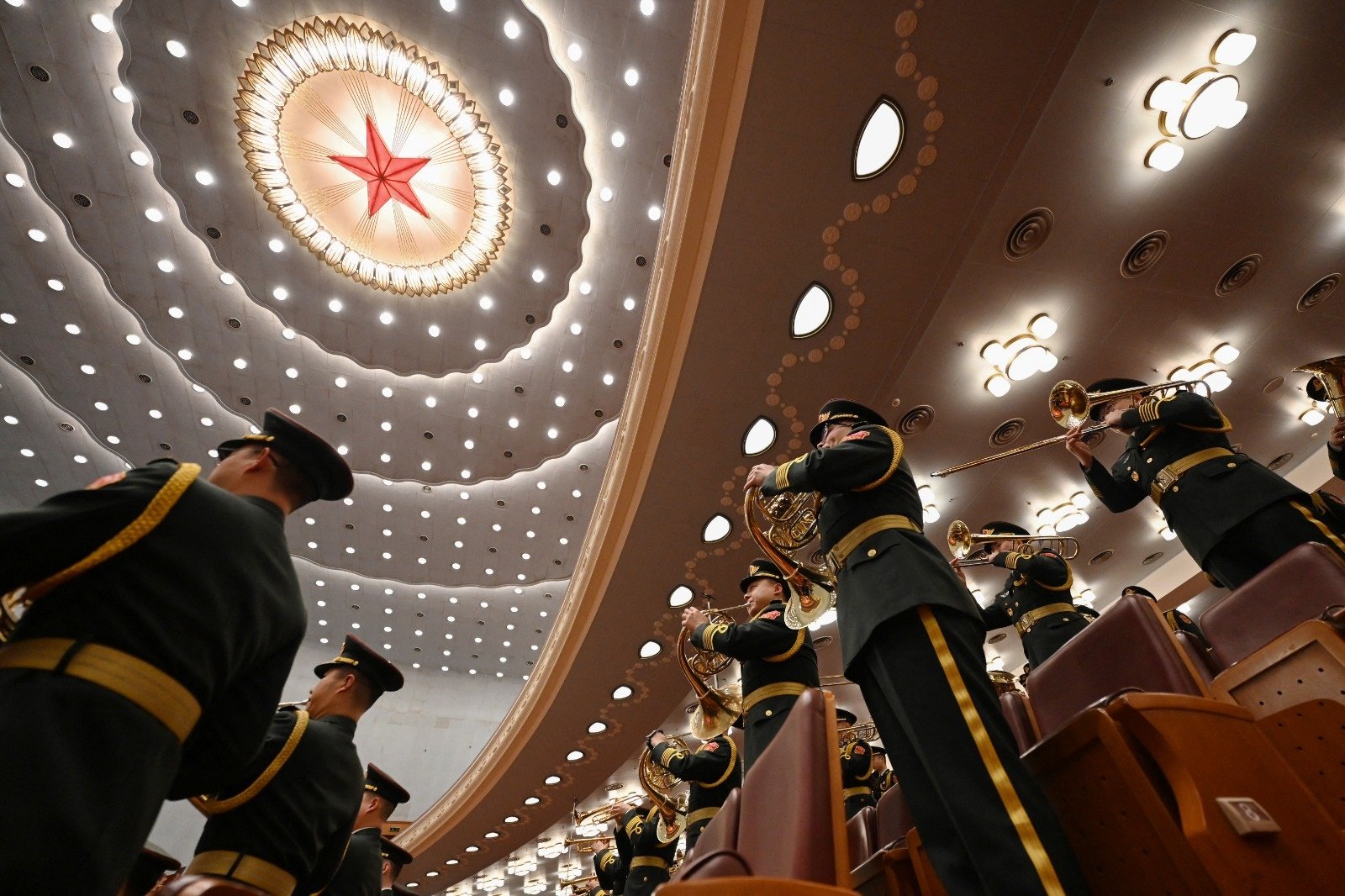 中国人民解放军乐队周一在北京人民大会堂，为开幕的中国全国政协十四届二次会议表演。（图取自中新社）