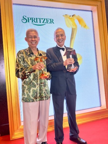 左起：义利集团董事林敬蛟先生与Spritzer董事蔡昭宗博士齐捧奖座，庆贺Spritzer成为双料得主。