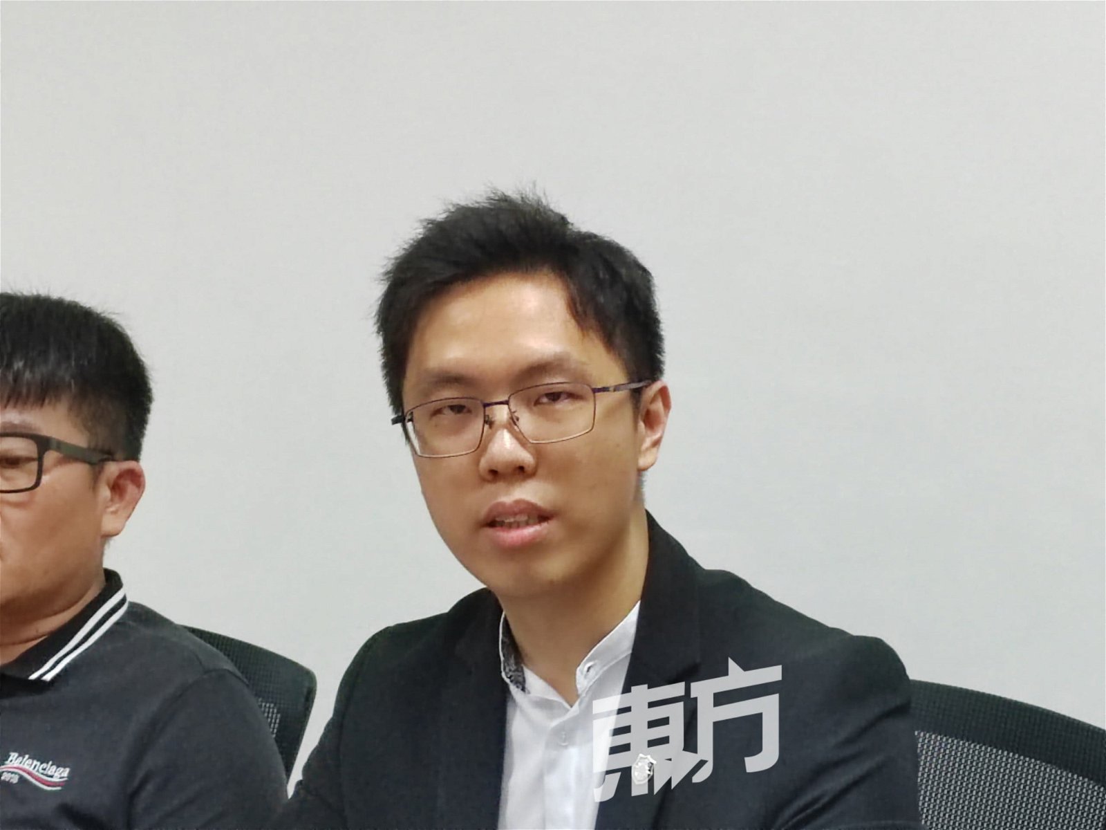 覃祖斌表示，茶室东主将就视频贴文源头，保留采取法律行动的权利。