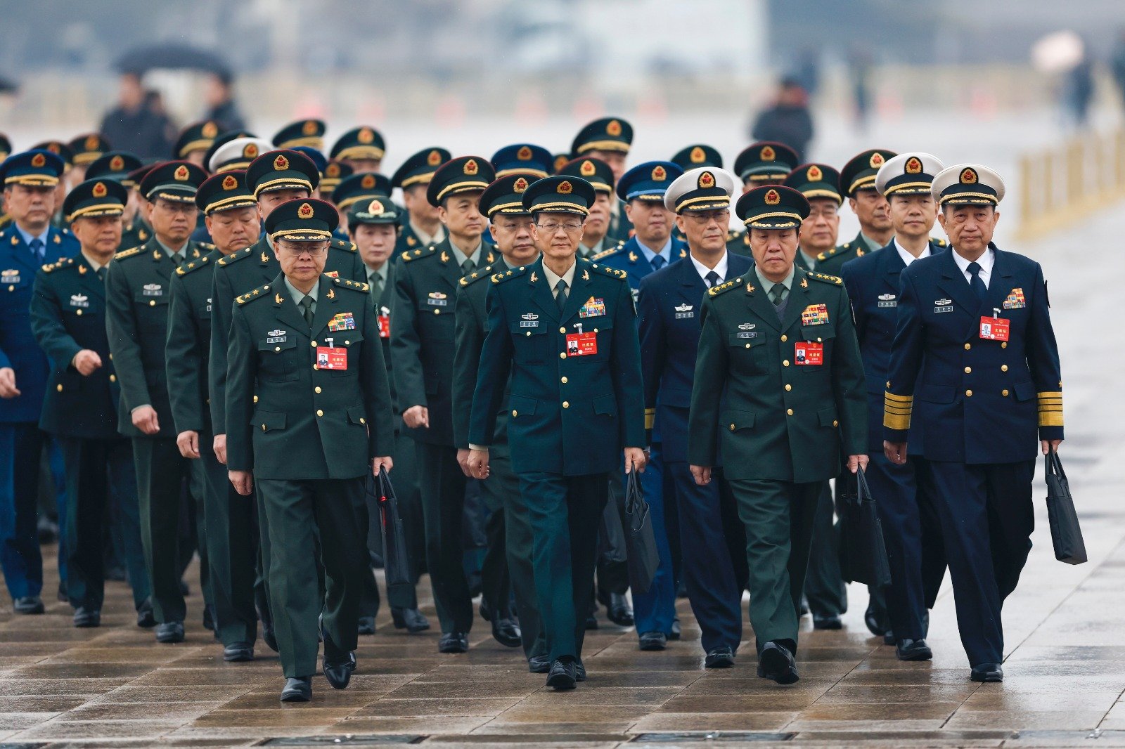 中国十四届全国人大二次会议周二在北京人民大会堂开幕，解放军和武警部队代表团走向人民大会堂。（图取自中新社）