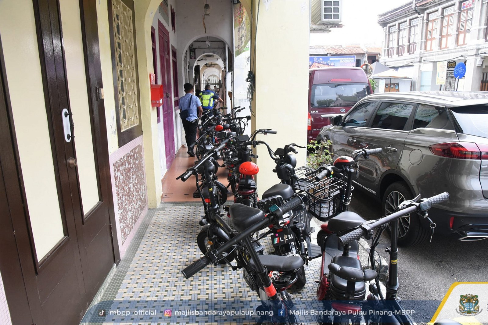 槟岛市政厅在这次的行动中，共充公44辆电动滑板车。