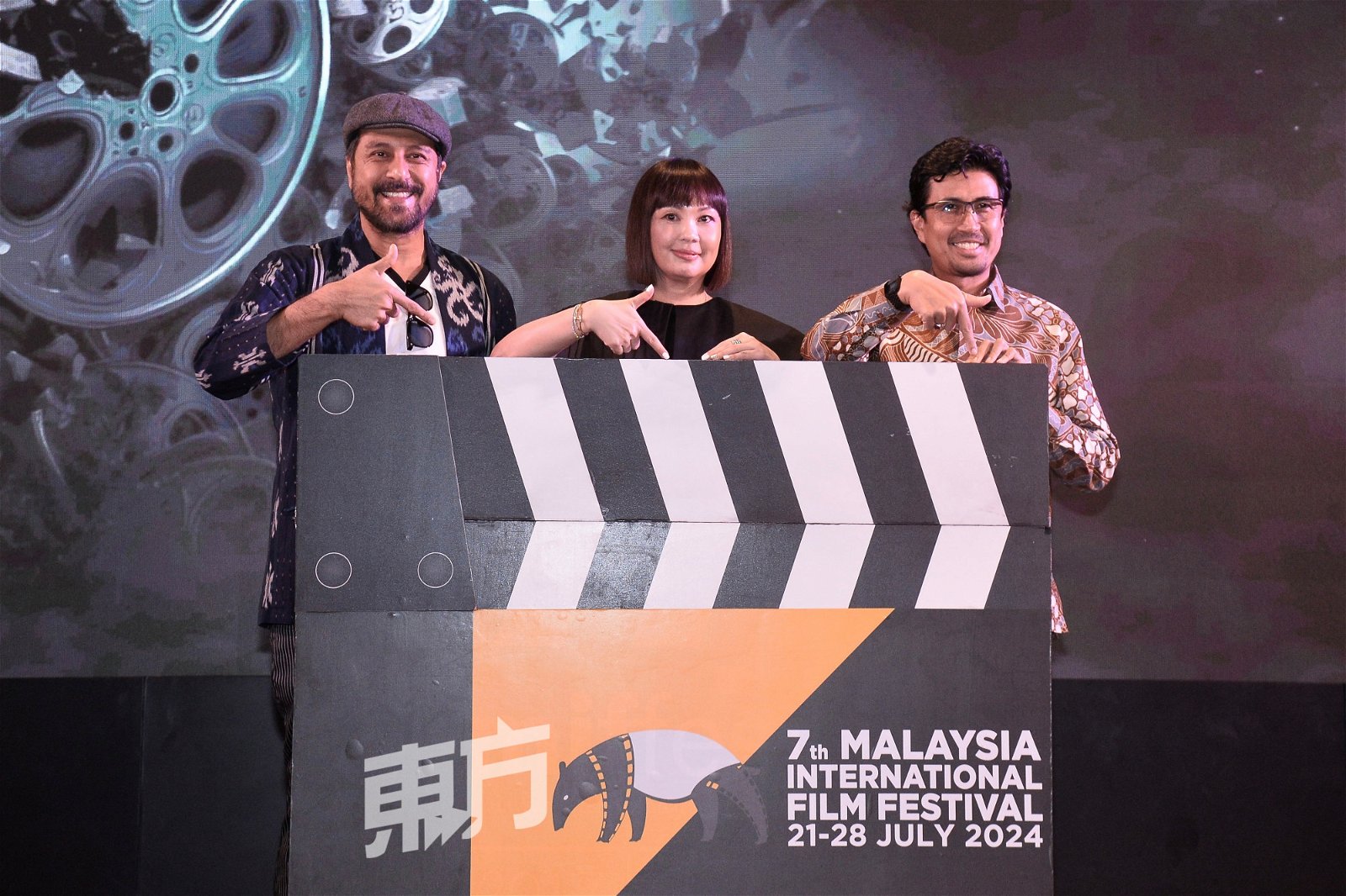 第7届MIFFest宣传大使布朗巴拉勒、电影节主席兼创始人吴佩玲及马来西亚国家电影发展局（FINAS）首席执行员拿督阿兹米尔赛鲁丁（Datuk Azmir Saifuddin Mutalib）为《第7届马来西亚国际电影节》开展序幕。
