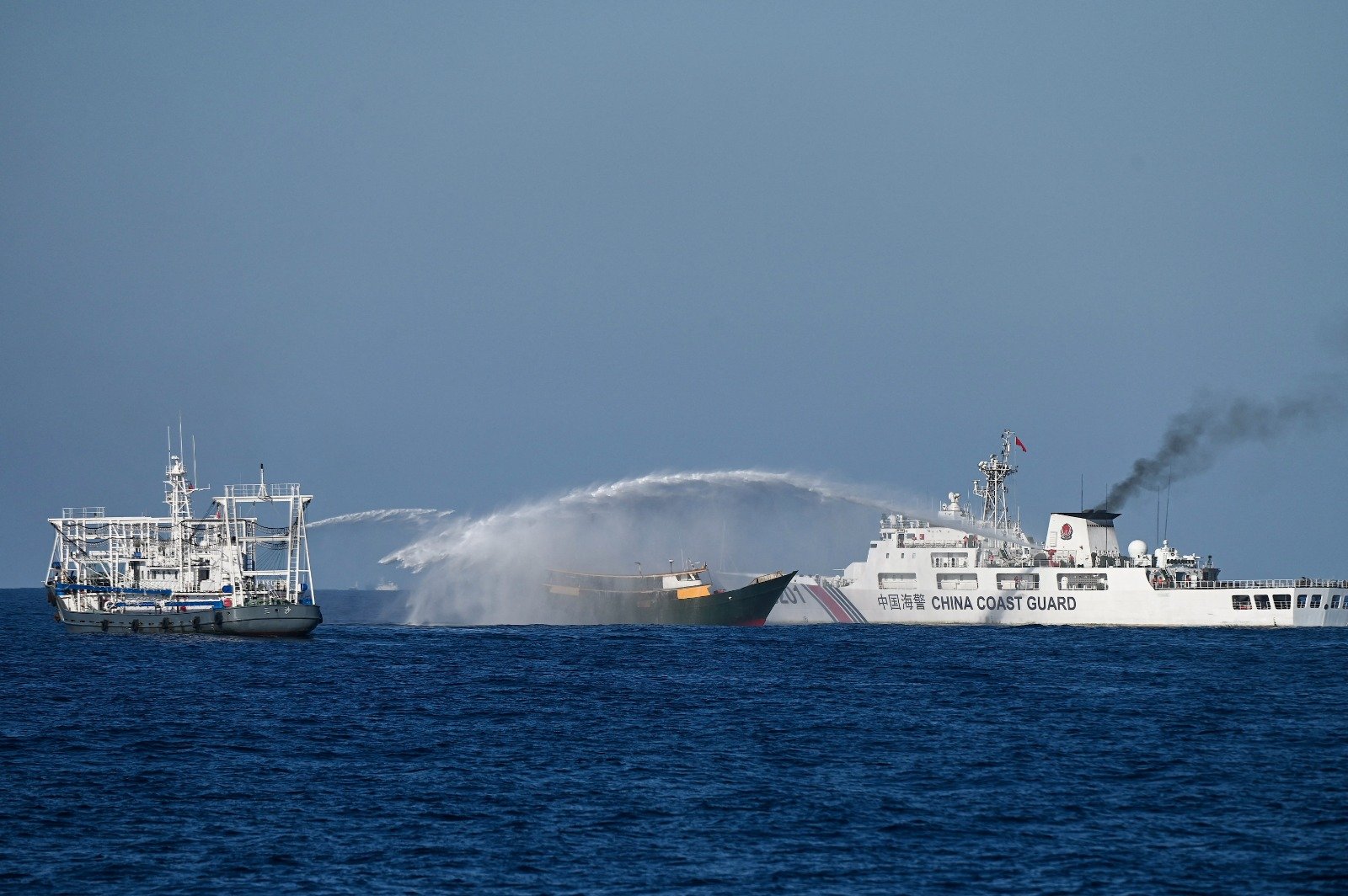 菲律宾当局表示，中国海警周二在南中国海仁爱礁附近朝菲国补给船发射水炮，至少导致4名船上人员受伤。（图取自法新社）