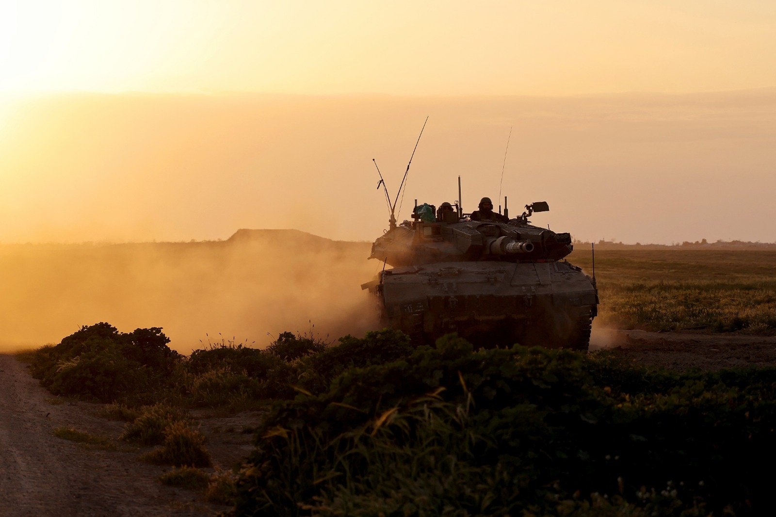 在以色列与加沙地带边境附近拍摄的照片显示，一辆以色列陆军坦克周三沿著边境地区行驶。（图取自法新社）