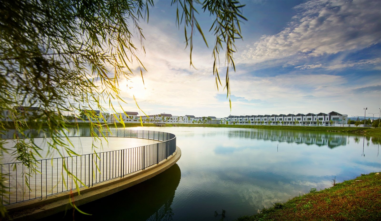 Resort Homes 有一个休闲湖和观景台。