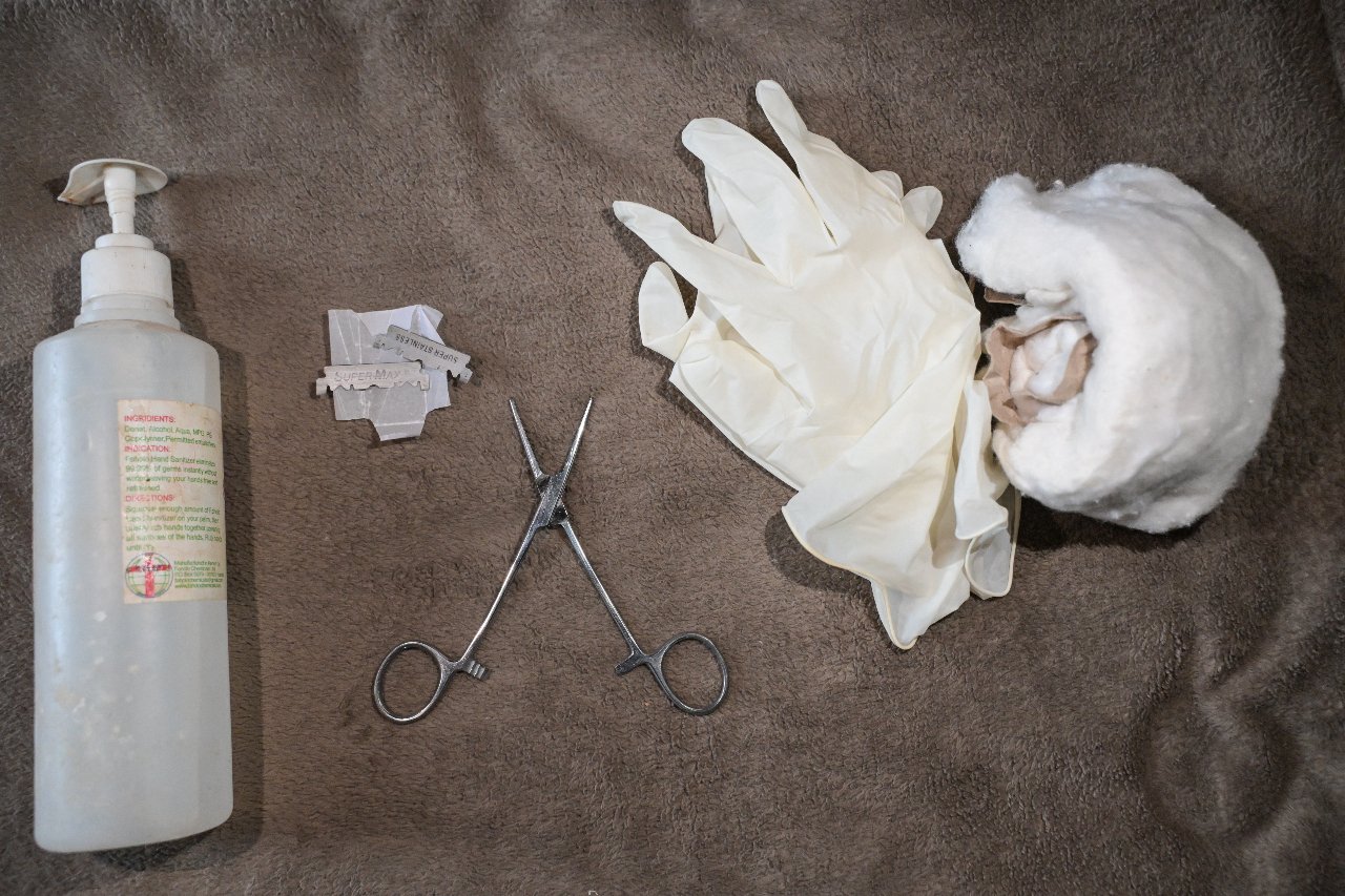 此照片显示了去年11月30日在肯尼亚基西进行的医学女性生殖器切割手术所使用的工具。（图取自法新社）