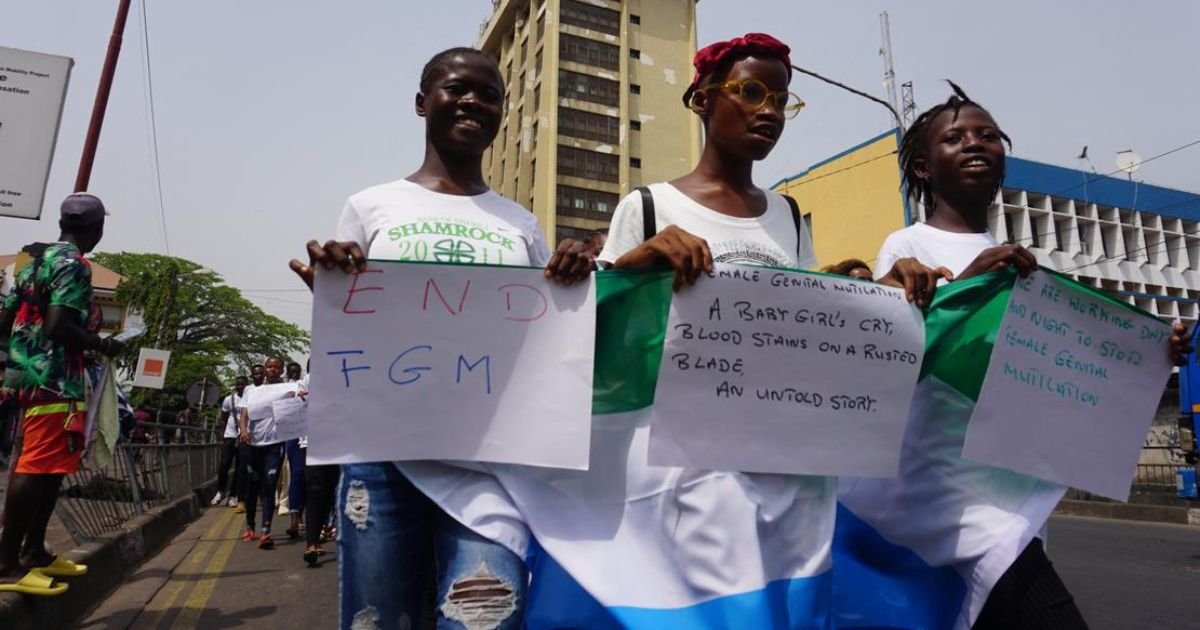 塞拉利昂的反女性生殖器切割活动人士在展开游行，呼吁结束这种古来且残忍的做法。（图取自法新社）