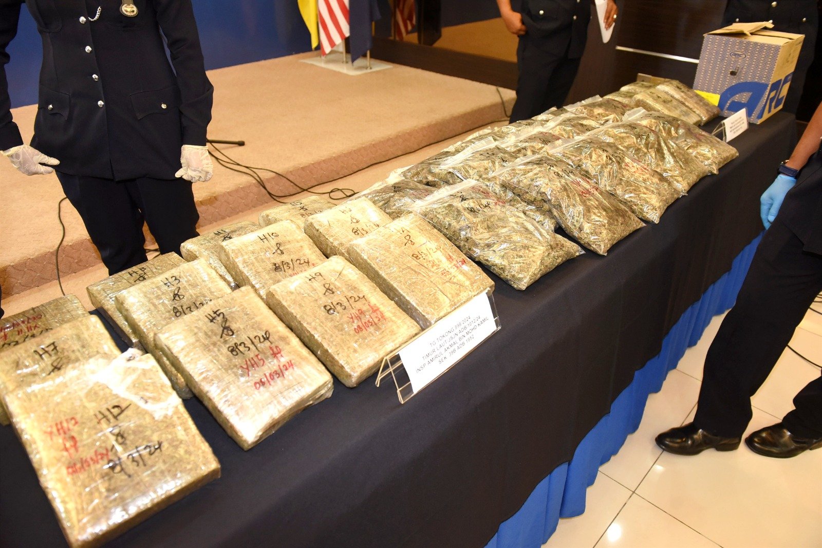 警方展示，在行动中所起获的大麻毒品。