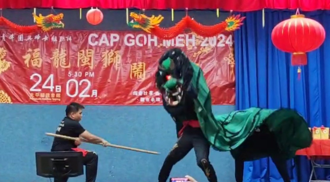 青狮表演者需要用五祖拳的拳术或十八般兵器，进行对战表演。