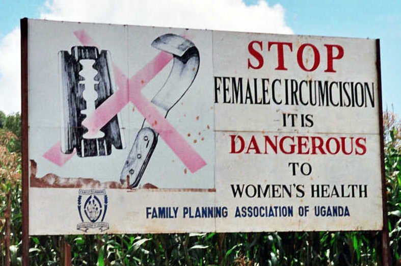 图为在东非乌干达卡普乔瓦附近路上，反对女性生殖器切割运动的标语牌。（图取自维基百科）