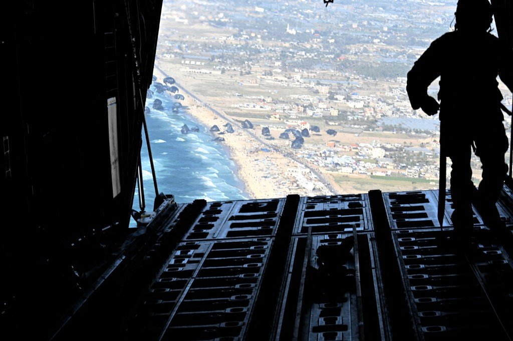 美国空军装卸员上周六在加沙上空投放装有食物和水的人道援助托盘。（图取自法新社/美国国防部）