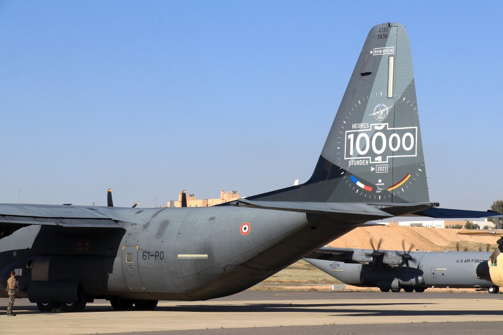 在加沙地带北部空投援助包裹的行动之前，法国和美国飞机停泊在约旦的一个军用机场。（图取自法新社/约旦军队）