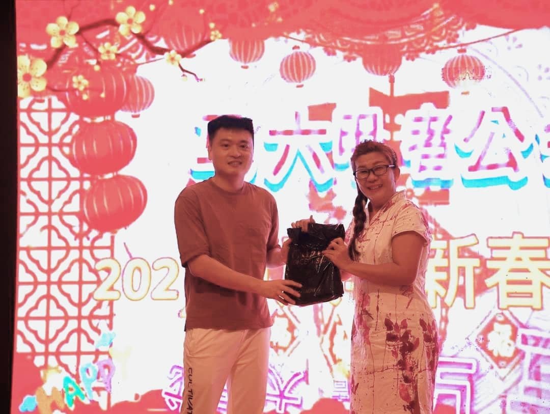 郑素瑾（右）移交纪念品，恭贺戴小同（左）受封PJK勋衔。