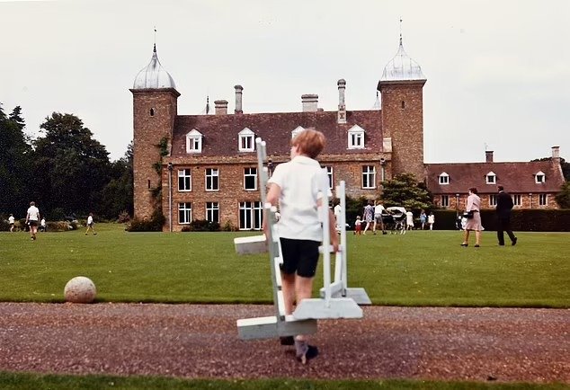 1975年，斯潘塞在体育赛事结束后帮忙收拾。背景为梅德威尔庄园。（图取自互联网）