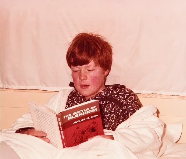 斯潘塞12岁时在学校假期期间阅读历史书。（图取自互联网）