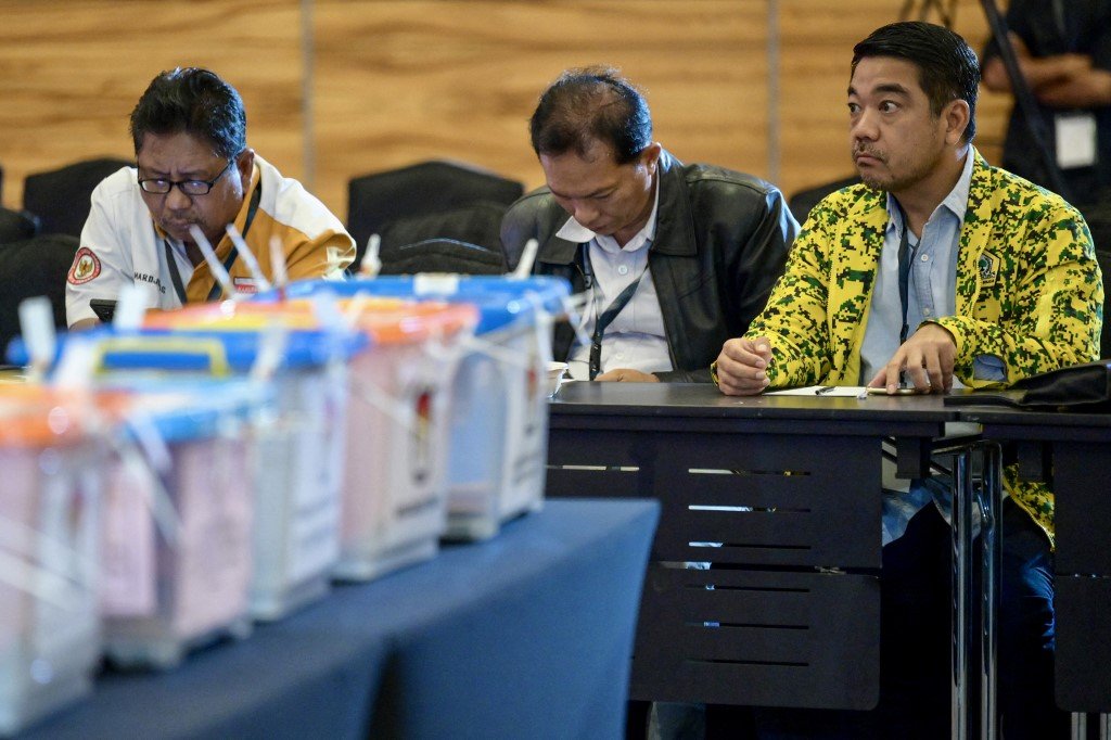 印尼各政党、总统候选人和立法议员候选人代表周四在雅加达监督了最近大选的省级投票结果重算工作。（图取自法新社）