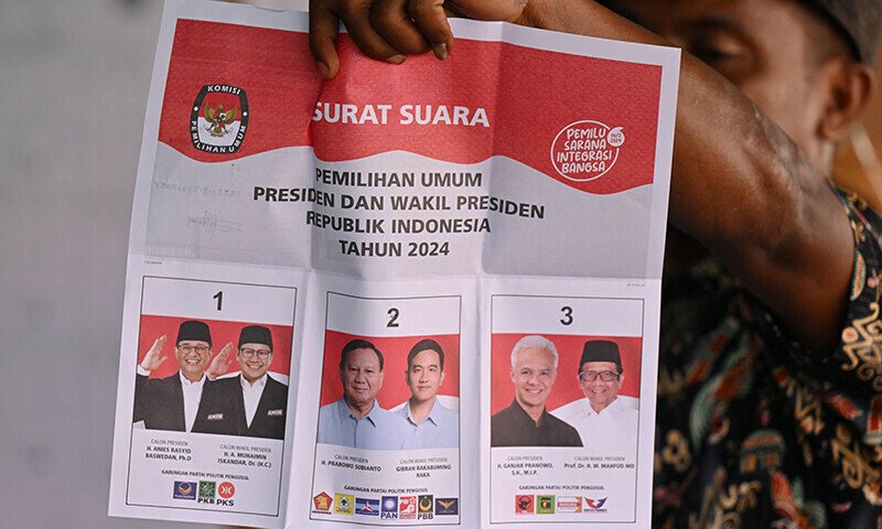 在印尼总统和立法选举期间，巴布亚中部蒂米卡的投票站的一名选举官员在点算选票。（图取自法新社）