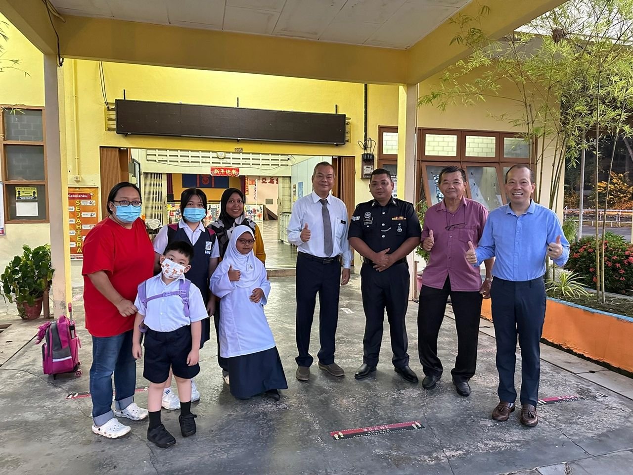 知甘峇都平民学校今年只有3名一年级新生，右为黄忠顺。