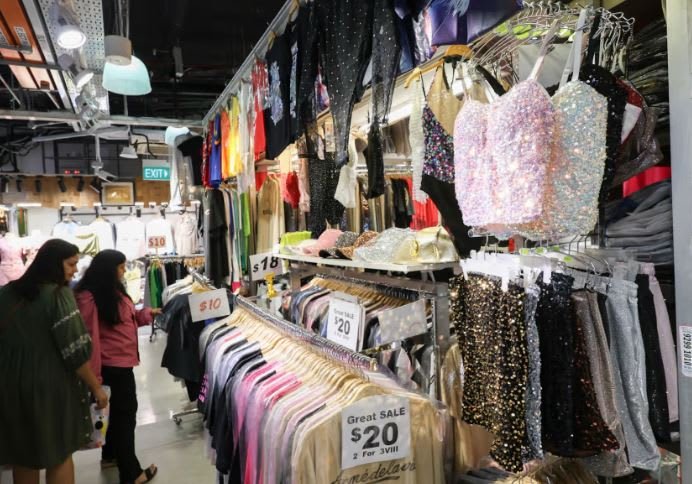武吉士街（Bugis Street）的几家售卖亮片服饰的服装店销售额都出现了增长。（图：TODAY）