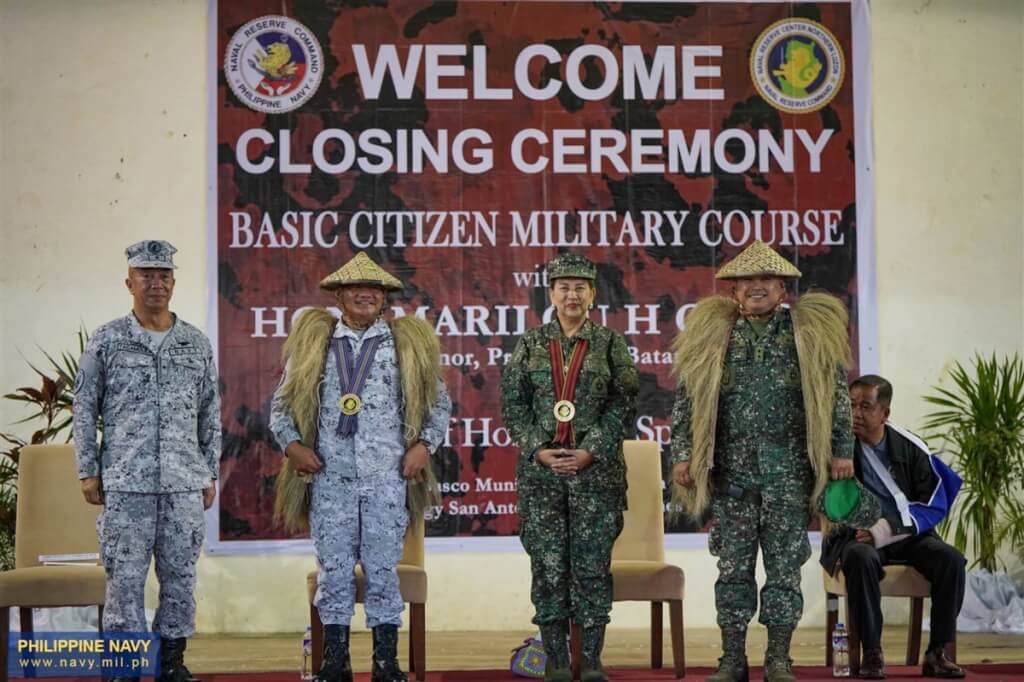 菲律宾海军司令阿达西（左2）、巴丹群岛省省长卡科（右2）等人上周六在巴丹群岛省举行的基础公民军事课程结业式合影。（图取自菲律宾海军/中央社）