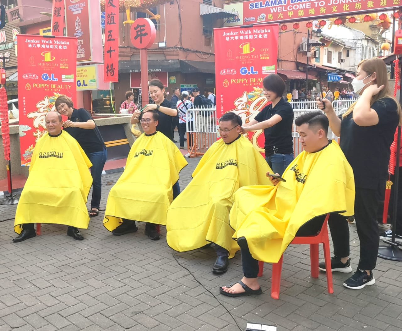 嘉宾和民众剪下一小撮头发，希望可迎接好运，左起为李传财、刘志俍、颜天禄。