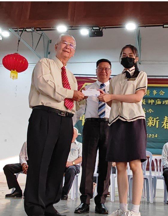 莫泰波（左起）在张永庆陪同下，颁发奖励给学生。