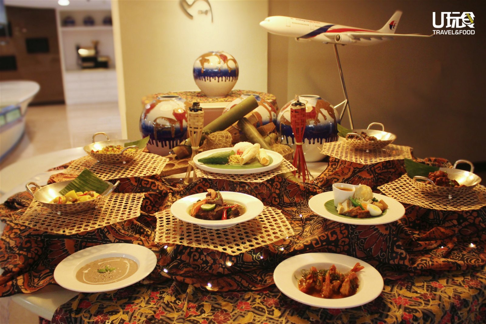 马航的著名款待与吉隆坡喜来登帝国酒店的卓越厨艺完美融合，在黄金贵宾室营造出高雅的节日氛围，让旅客们将品尝到丰盛的特色美食。