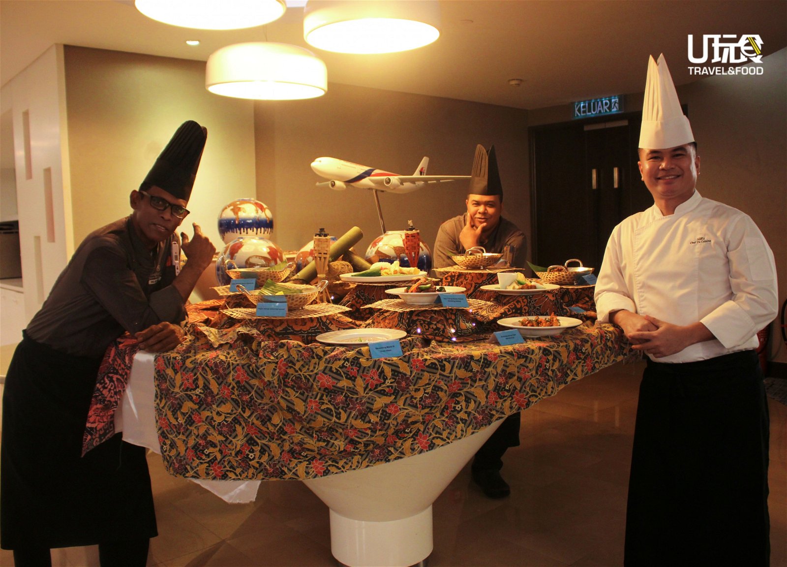 左起：吉隆坡喜来登帝国酒店马来厨师Abdul Hallim、行政副厨师长Mohd Azizan、厨师长Muhammad Aliff Akhbar