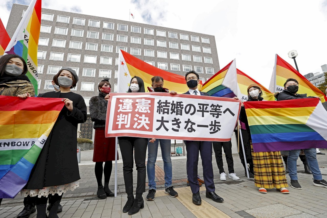 札幌地方法院曾在2021年3月判决，政府不承认同性婚姻是违反宪法第14条平等权。图为支持同婚民众当时在札幌法院外等待判决的景象。（图取自网络）