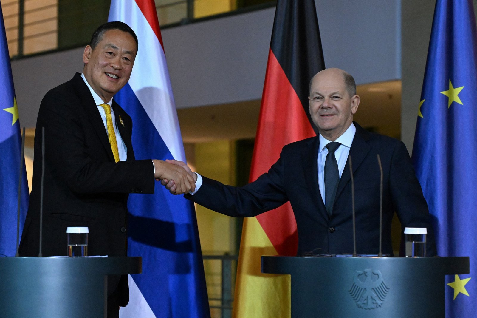 泰国首相斯雷塔（左）周三在柏林，与德国总理肖尔茨联合召开记者会。（图取自法新社）