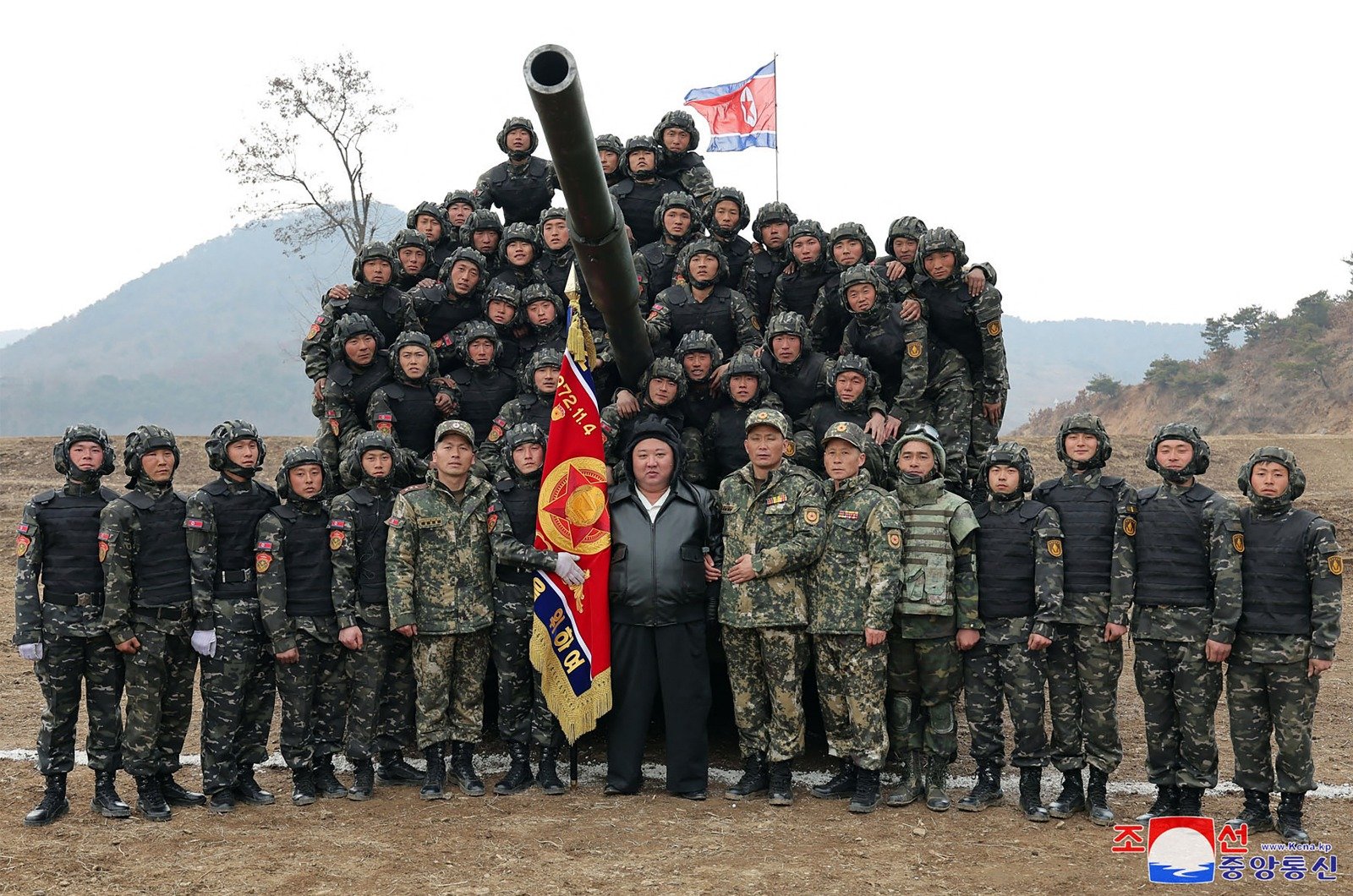 朝鲜最高领导人金正恩（前排居中）与在比赛中获胜的部队官兵合影。（图取自朝中社/法新社）
