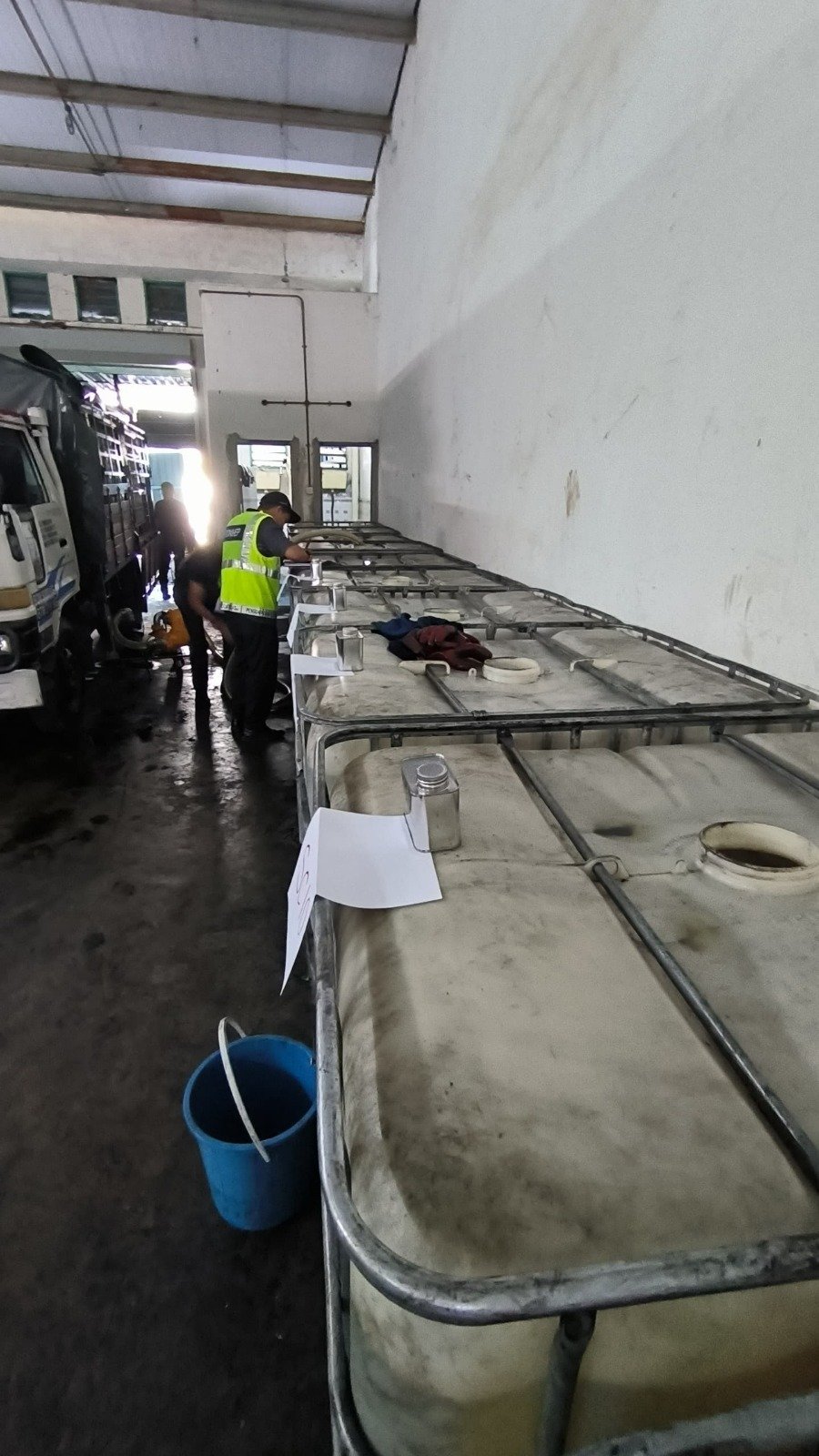 执法员在仓库中发现25个1000公升装的塑料方桶，其中20个已灌满柴油。