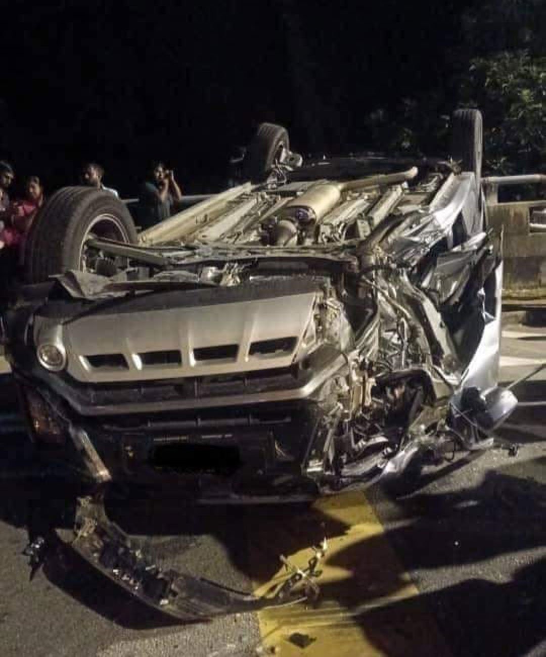 Beeza轿车被撞得四轮朝天，一家五口负伤及受到惊吓，被送医治疗。