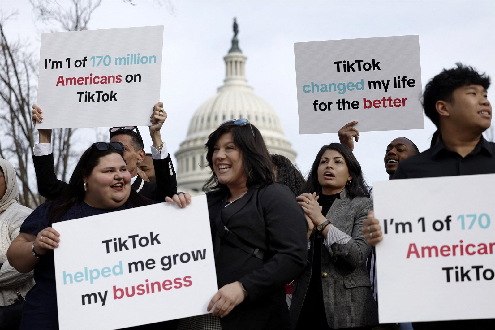 美国联邦众议院周三通过针对TikTok的法案，国会山庄外有民众集会声援TikTok。（图取自法新社）