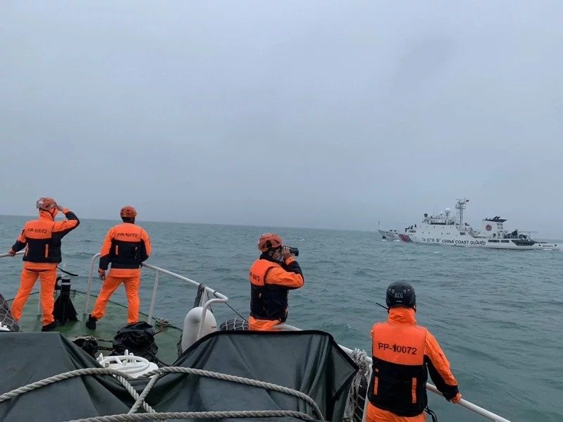 马祖海域周四也传出一名中国渔民失足落海，目前两岸正在合作积极搜寻中，图为两岸舰艇同框搜救。（图取自台湾联合新闻网/马祖海巡队）