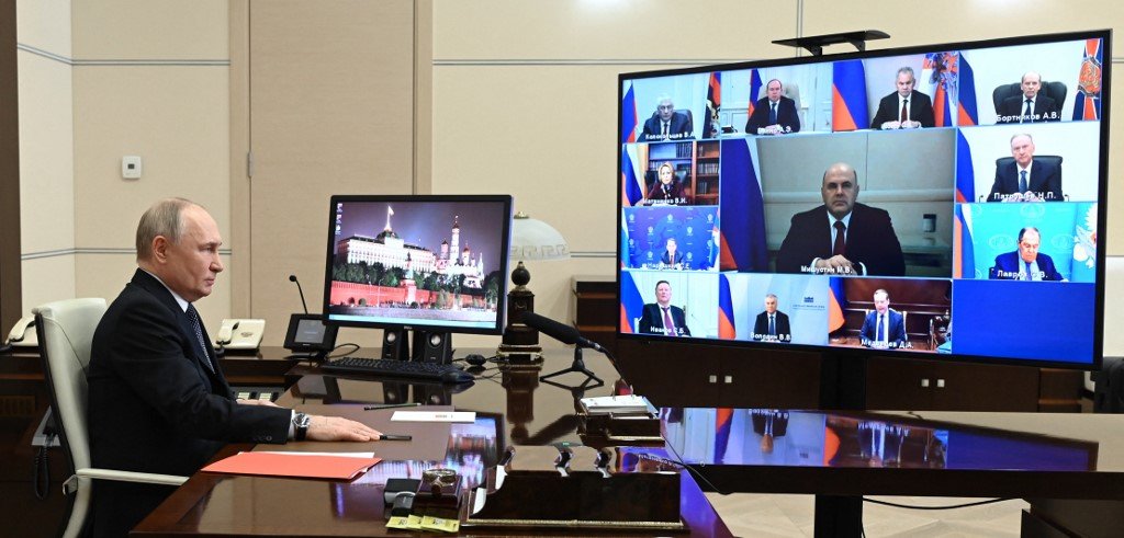 普京周五以视像形式与安全会议成员举行会议。（图取自法新社/俄罗斯卫星通讯社）