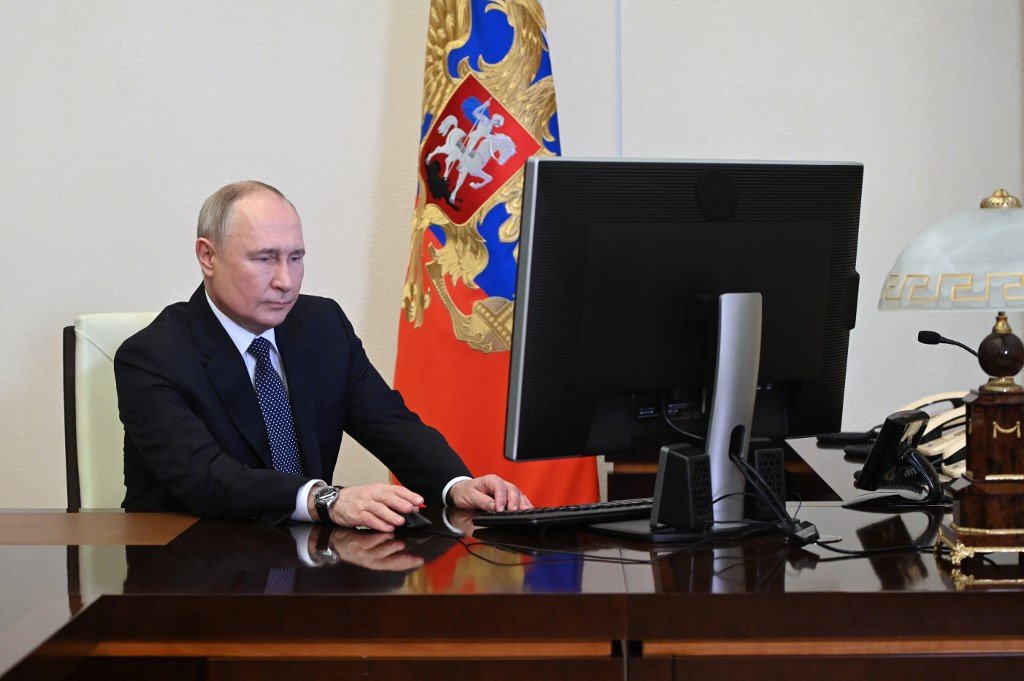 俄罗斯官媒卫星通讯社发布的照片显示，普京周五在他的办公室电脑前投下一票。（图取自法新社/俄罗斯卫星通讯社）