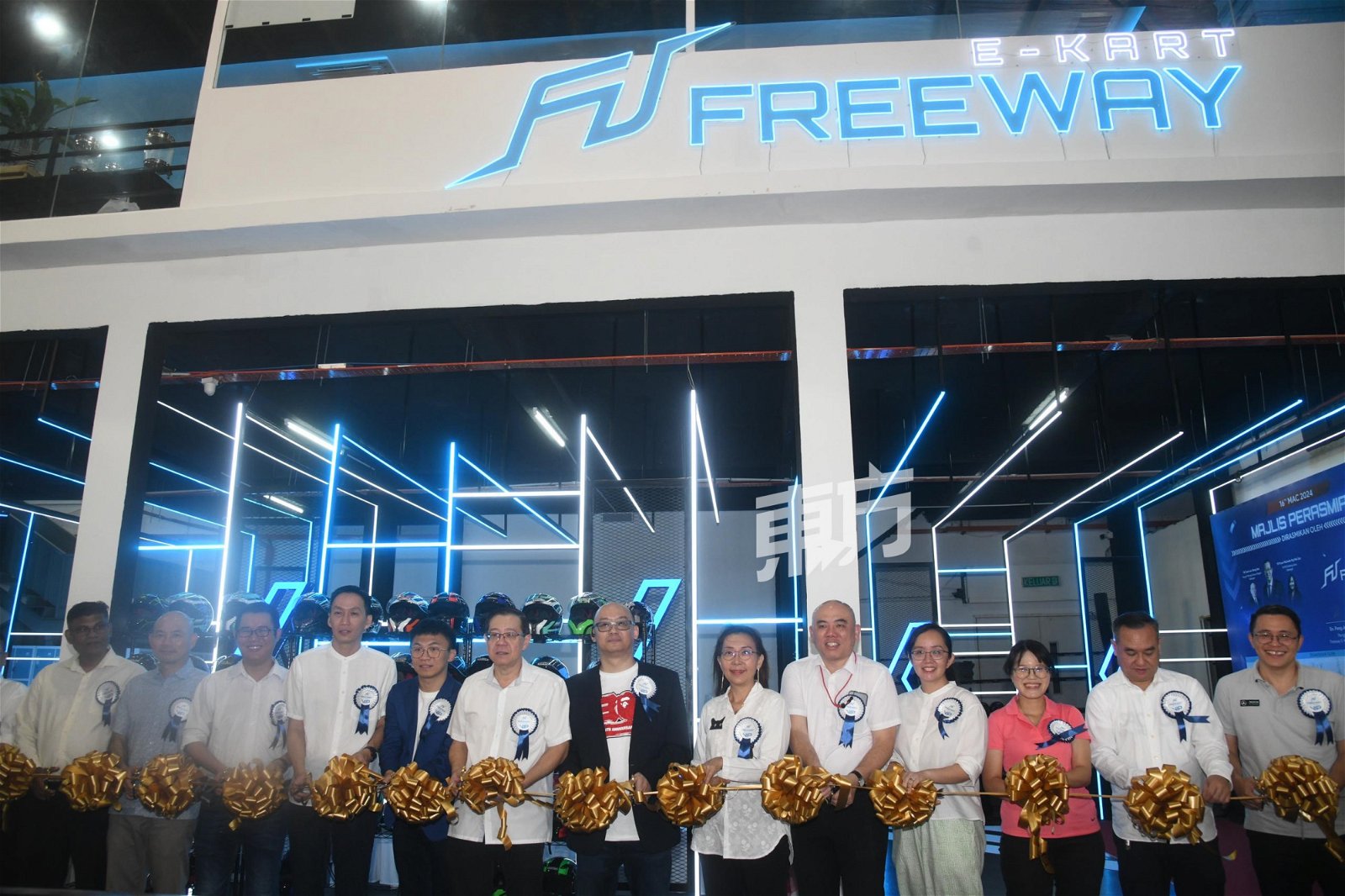 林冠英（左6）、Freeway E-Kart公司董事彭俊豪（左5）和张金辉（左7），以及一众行动党国州议员为Freeway E-Kart开幕剪彩。