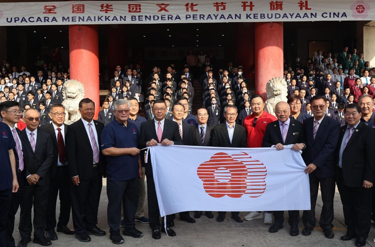 吴添泉（前排右3）在众嘉宾领袖见证下，移交全国华人文化节大会旗予黄良杰（前排左6）与黄敬鸿（左5）。