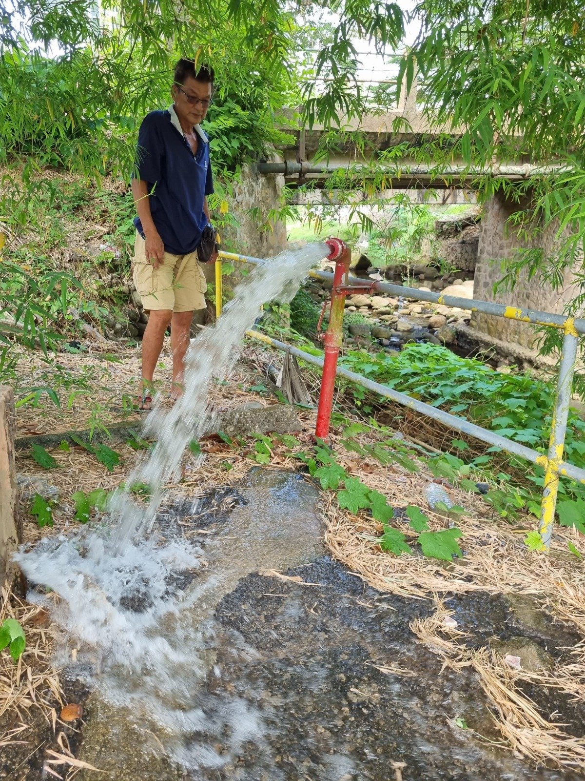 村民自发装置水管引入山水，解决当地20年来的制水困扰。