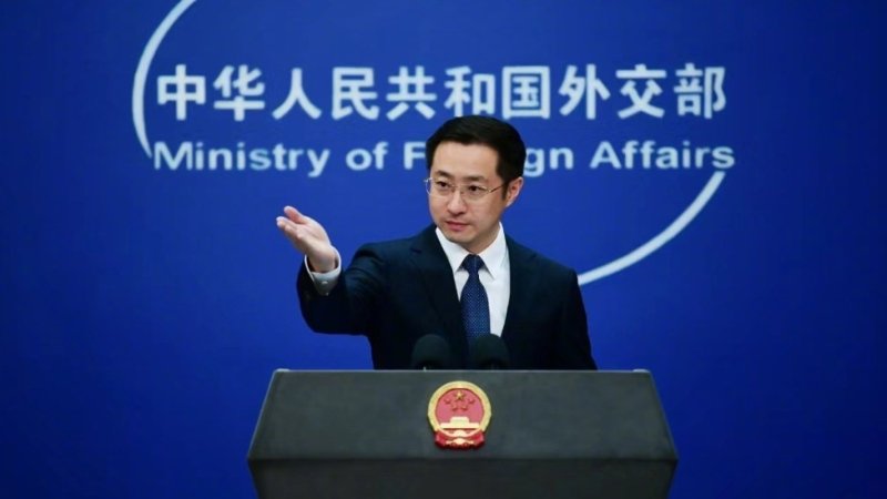 中国外交部新任发言人林剑周一正式主持外交部例行记者会，成为外交部第34任发言人。（图取自网络）