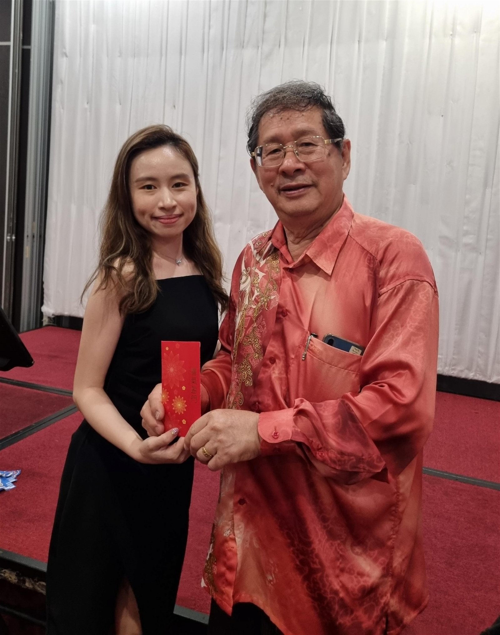 蔡天生（右）颁发幸运奖给中奖的家族成员。