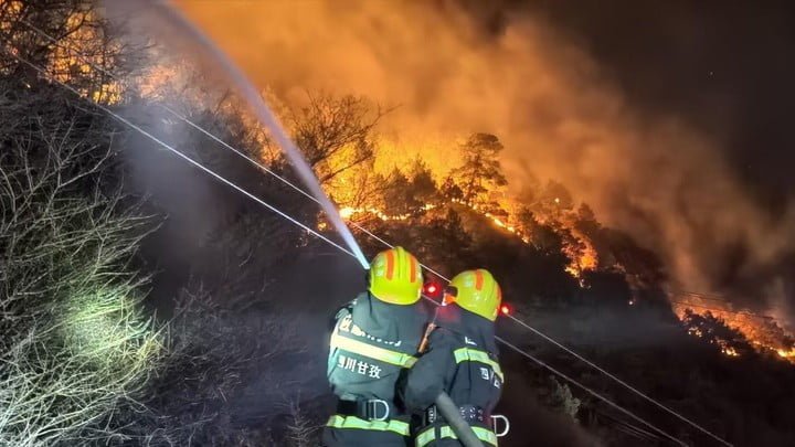 四川省森林消防员在雅江县森林火灾火场扑火。（图取自四川消防微博）