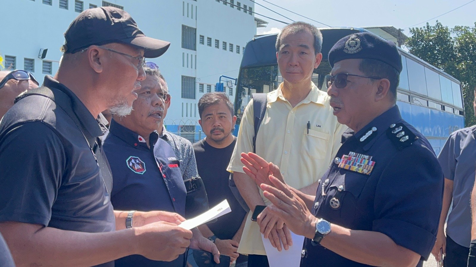 峇株巴辖警区主任依斯迈助理总监（右）向阿兹汉（左）了解诉求。