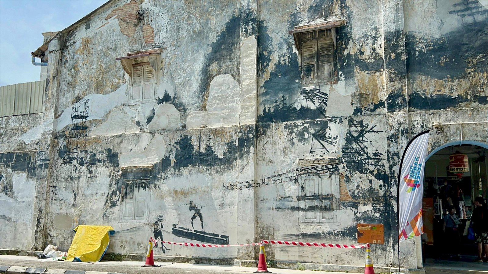 “铁船采矿”壁画早前外墙剥落处已重新铺上洋灰，惟等尔纳斯修复壁画。